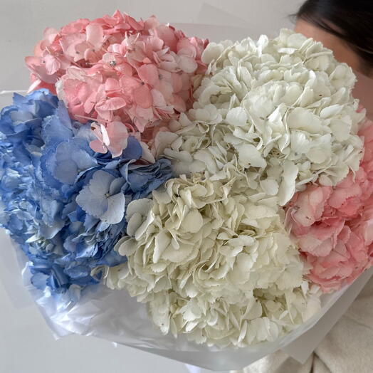 Нежный букет с гортензиями