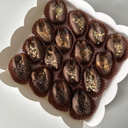 Финики в бельгийском шоколаде с орехами