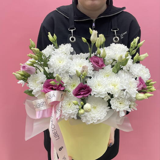 Бокс с эустомой и хризантемами