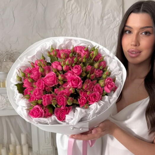 Букет кустовых розовых роз в дизайнерской упаковке 🌸 Размер S