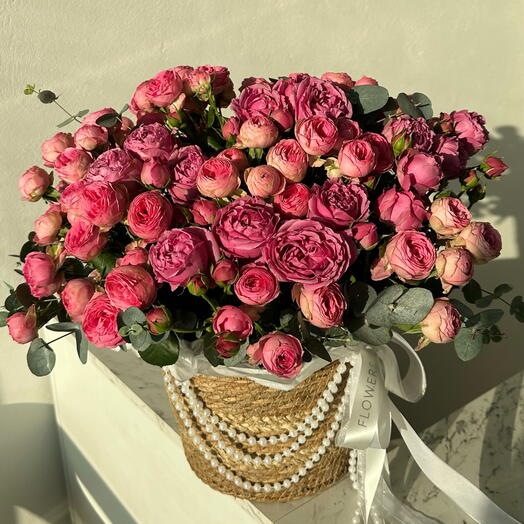 Корзина с кустовыми пионовидными розами Малиновое настроение