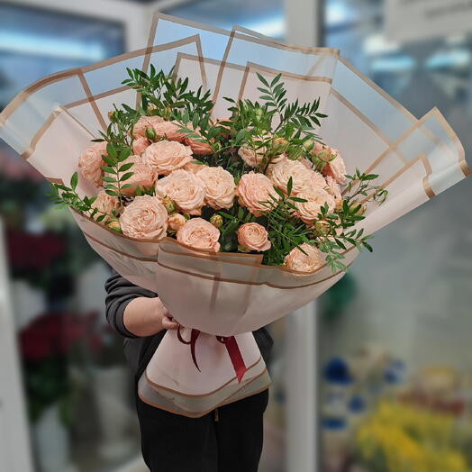Сборный букет из кустовой розы