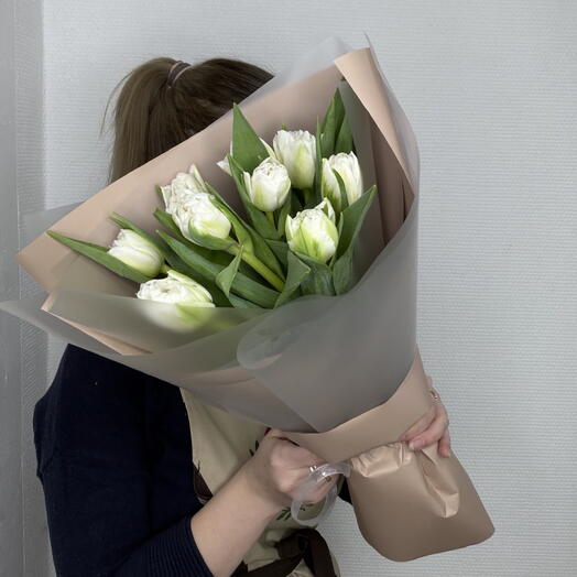 Букет из 9 белых пионовидных тюльпанов