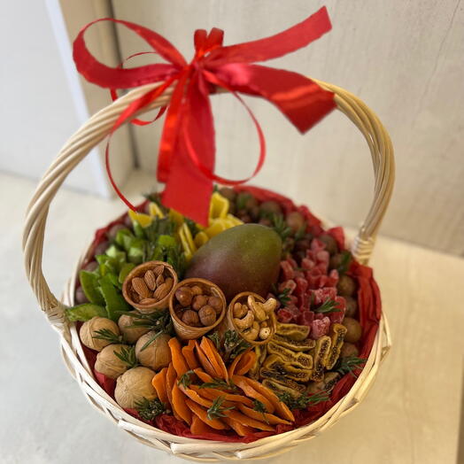 Корзина с сухофруктами и орехами