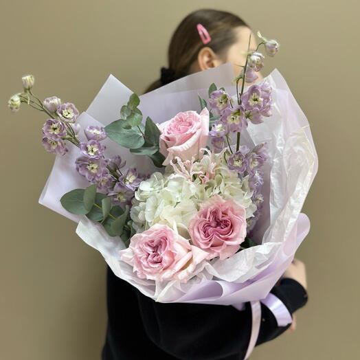 Авторский букет с дельфиниумом и ароматной розой Пинк охара💜