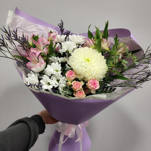 Букет с хризантемами и альстромериями