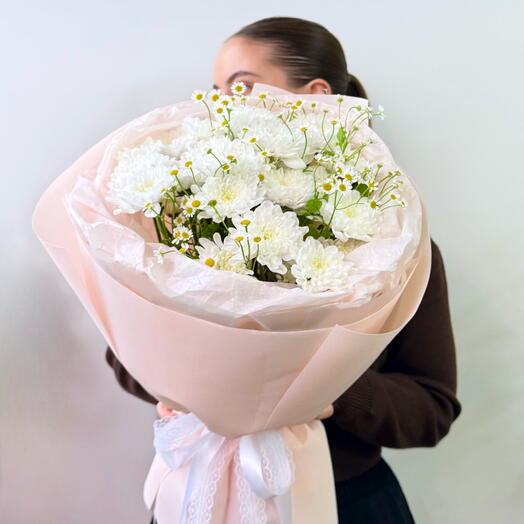 Нежный букет с хризантемами и ромашками