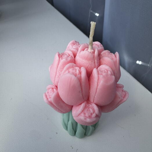 Свеча в виде букета тюльпанов