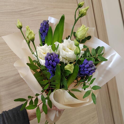 Гиацинты, лизиантус, букет комплимент на 8 марта