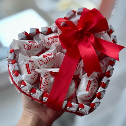 Валентинка на 14 февраля из конфет Kinder шоколад и Raffaello