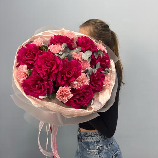 Авторский Букет для любимой девушки ю «Малиновый закат💗» французские розы, диантус, эвкалипт: размер L 🌿