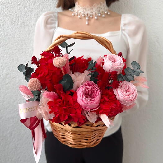 Корзина «Яркие чувства» со стабилизированными цветами