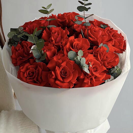 Букет из 19 роз и эвкалипта