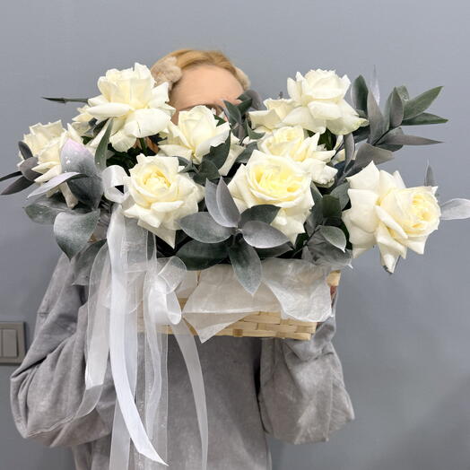 Корзина белых французских роз