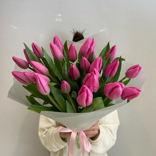 Букет розовые тюльпаны в упаковке. 25 шт