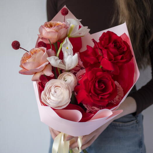 Авторский букет на день влюблённых, ранункулюсы с розами