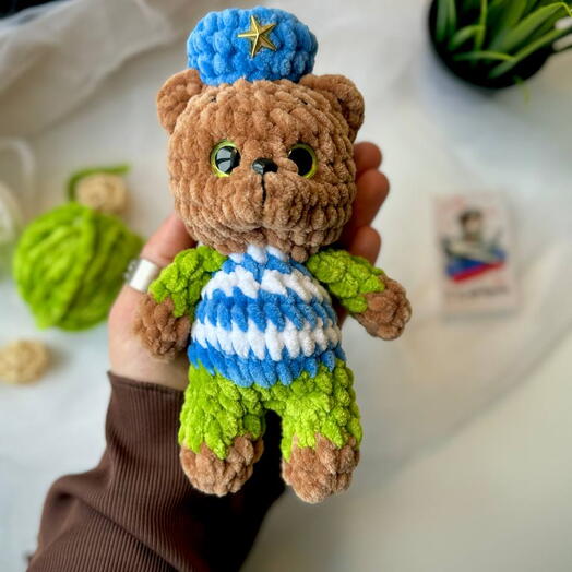 Медвежонок десантник. Игрушка серии "Защитник". Сделан из плюшевой пряжи. Милый сувенир на 23 февраля