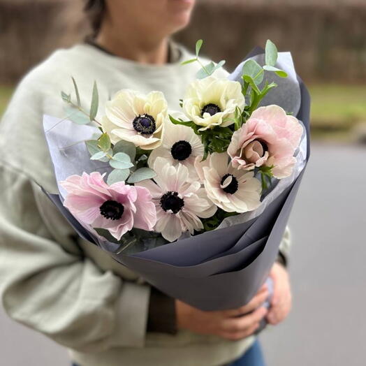 Нежный букет из анемонов (белые маки)