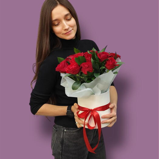 Композиция из 15 кенийских роз с рускусом