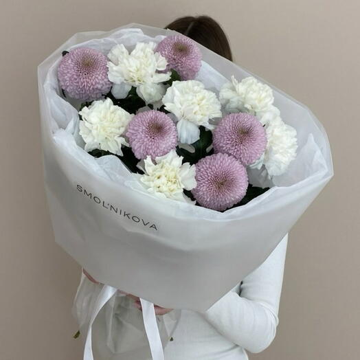 Воздушные белые диантусы с сезонной хризантемой для тебя 💝