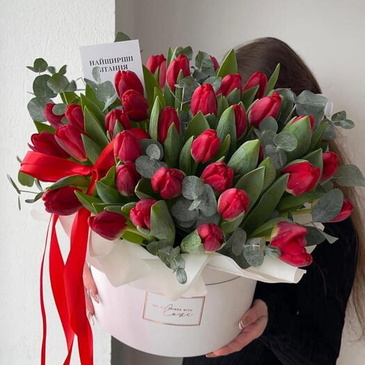 Алые тюльпаны с эвкалиптом