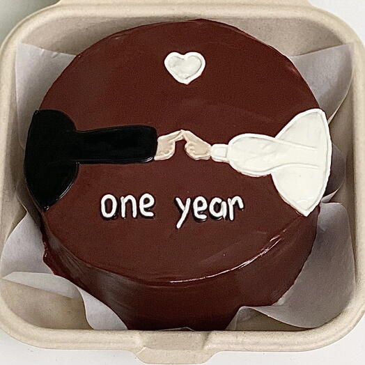 Бенто торт на годовщину с надписью «one year». Можно фон заменить на цвет слоновой кости, например, и изменить на Вашу дату