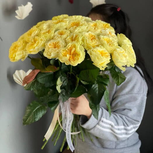 25 пионовидных ярких роз
