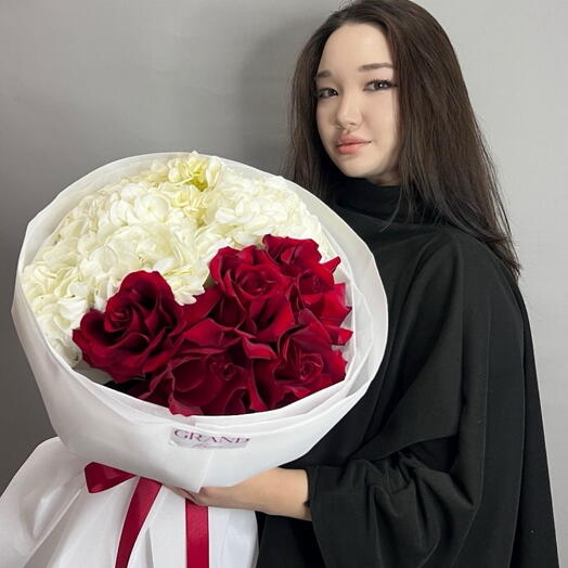 Пышный букет из красных роз и гортензии