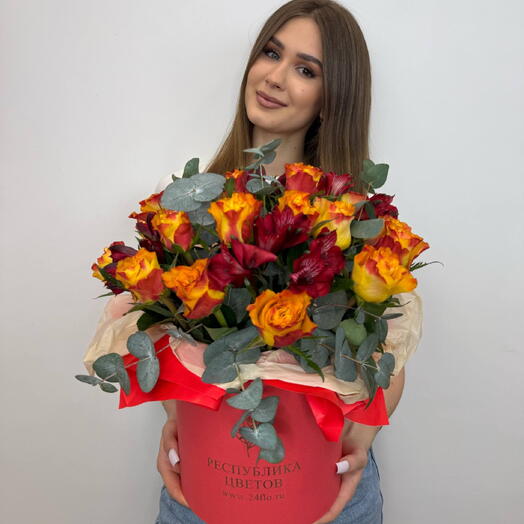 Композиция в шляпной коробке с розой и альстромерией М