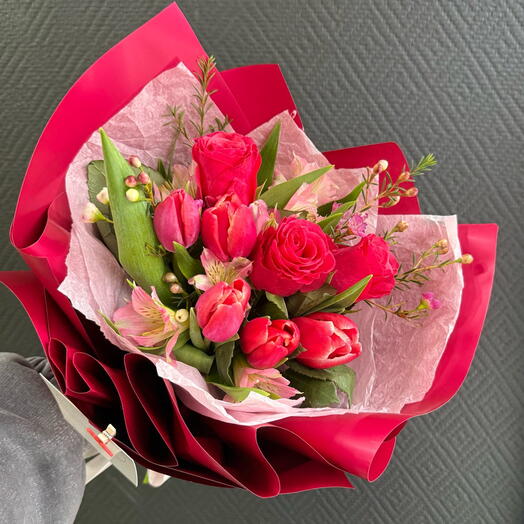 Букет из роз, тюльпанов, альстромерий и ваксфлауэра