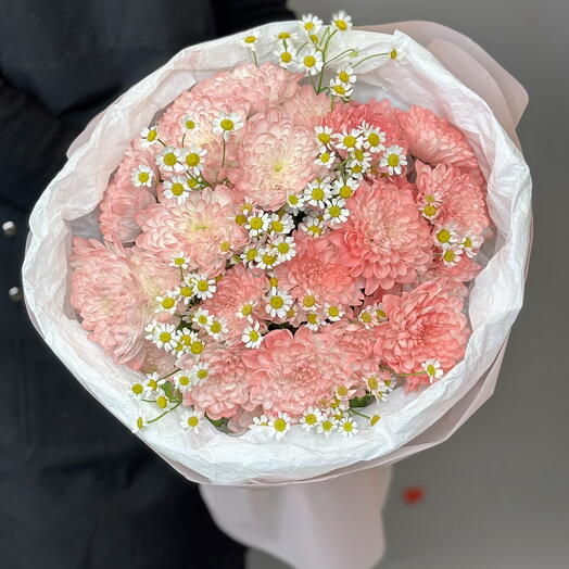Букет из кустовх хризантем и ромашек