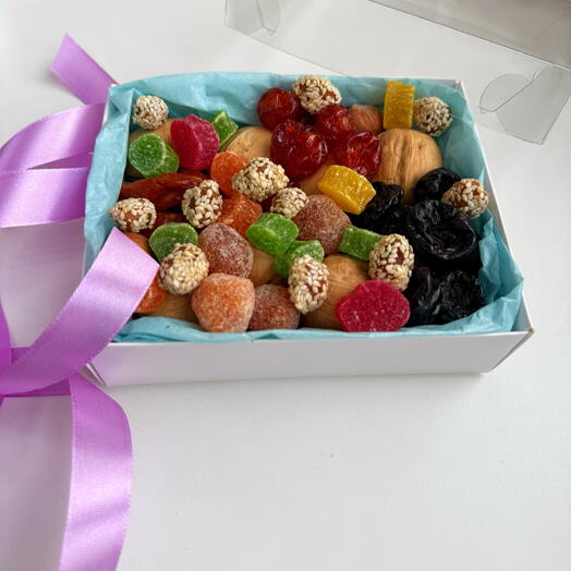 Коробка с орехами и сухофруктами