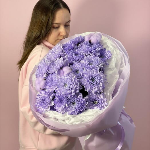 Яркий букет из кустовых хризантем и хлопка