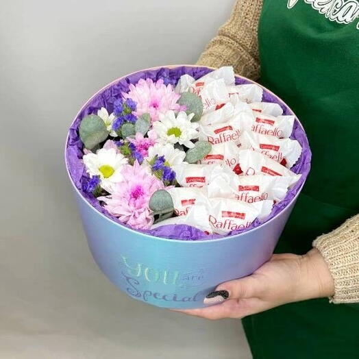 Подарочная композиция из кустовой хризантемы и сладкого Raffaello, 233
