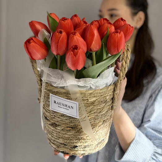 Қызыл тюльпандар кашпода