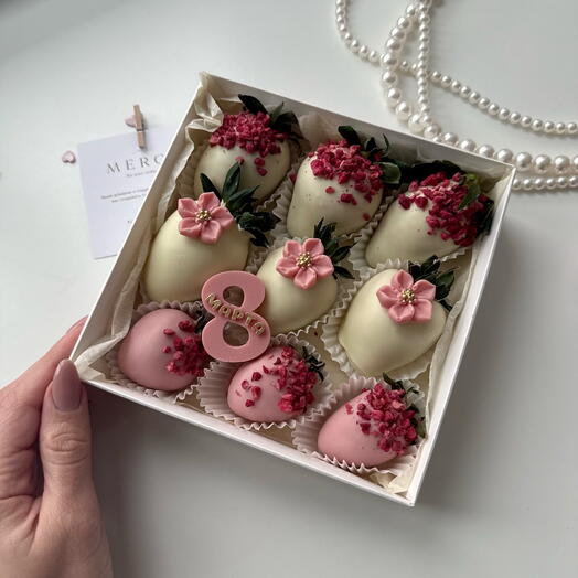 Клубника в клубничном и белом шоколаде Callebaut « С праздником»