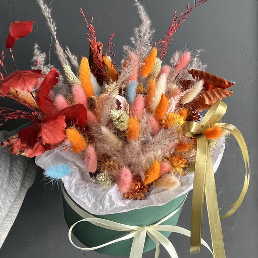 Композиция сухоцветов и листьев