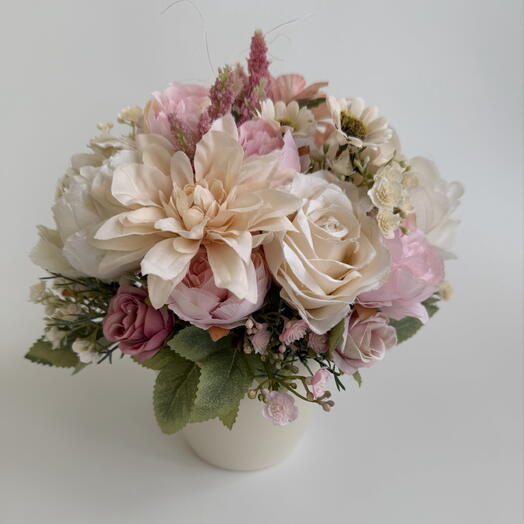 Композиция из искусственных цветов от Flora Decora