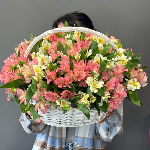Корзина с цветами альстромерия