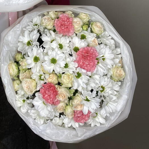 Букет из кустовых роз и ромашек и диантусов M