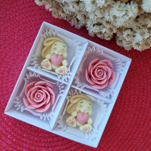 Конфетыс зайками и цветами из белого и клубничного шоколада 💝
