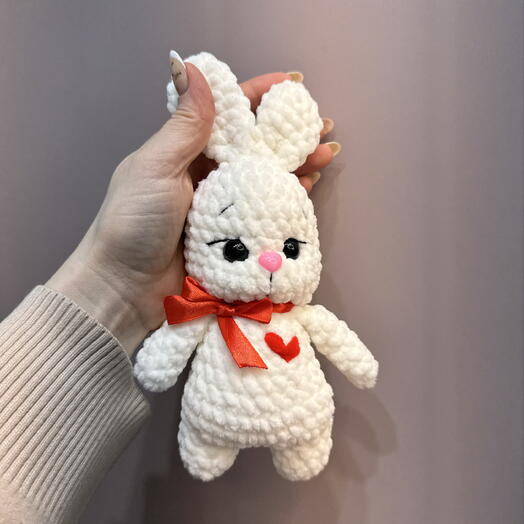 Вязанная игрушка зайка