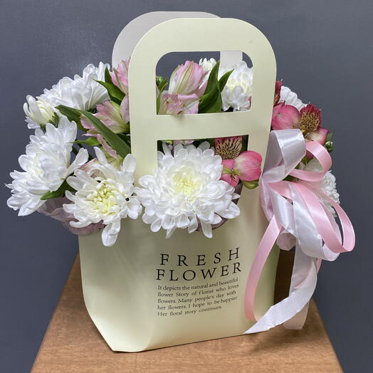 Цветы в коробке с хризантемой и альстромерией