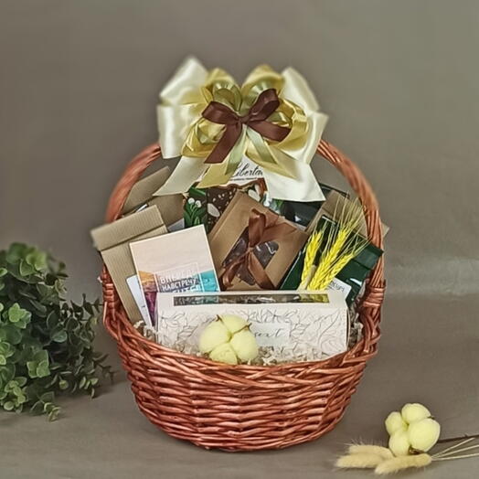 Корзина подарочная с чаем, кофе и сладостями