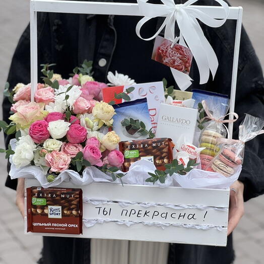 Корзина с цветами и сладостями «Ты прекрасна»