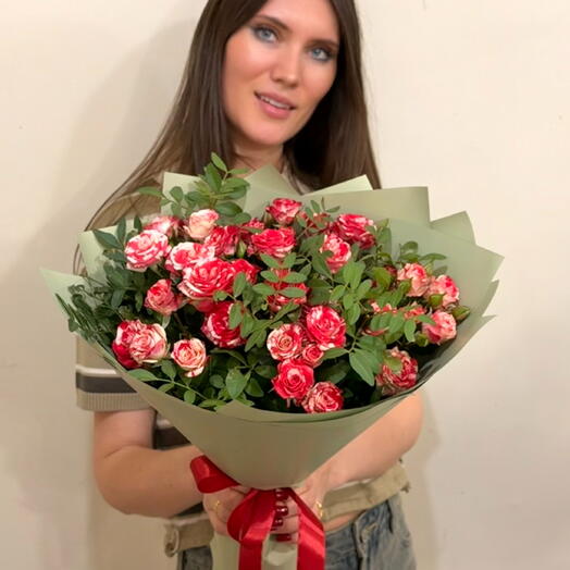 Букет из кустовой розы и зелени