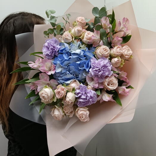 Букетик гортензии, альстермерия, диантус, роза пионовидная кустовая, эвкалипт