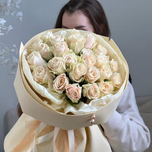 Букет из 25 кремовых роз