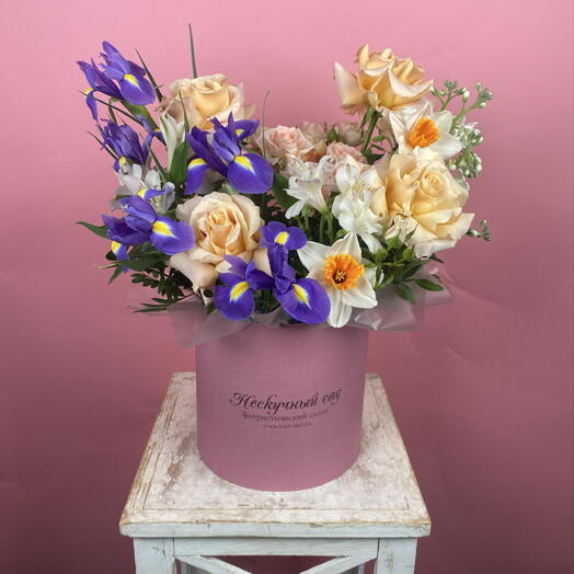 Цветочная композиция в коробке с ирисами и розами