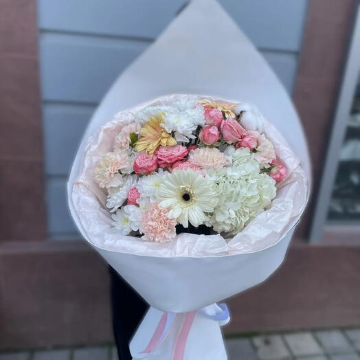 Красивый букет с герберой и кустовыми пионовидными розами